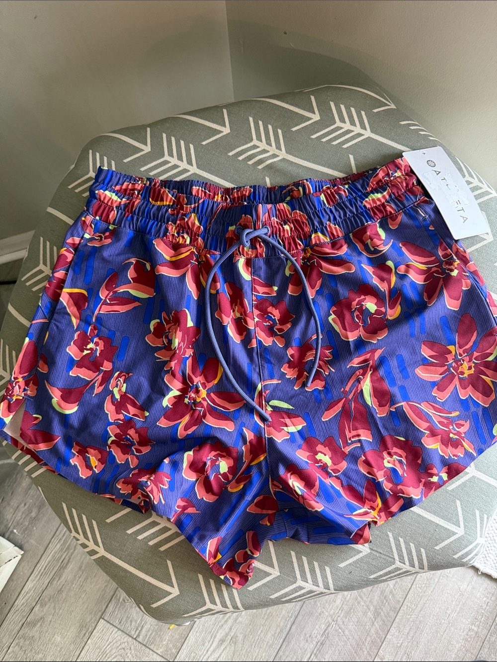Athleta Ladies S Vibrant Floral Print Short Crossroad Shorts